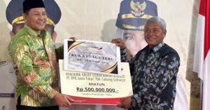 Bupati Sidoarjo Subandi Kukuhkan Kelompok Tani,  Serahkan Bantuan Alsintan dan Salurkan Kredit Usaha Rakyat Rp. 500 Juta