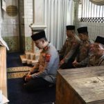 Kapolres Pelabuhan Tanjung Perak AKBP Irwan Kurniawan ziarah dan silaturahmi di kawasan Wisata Religi Sunan Ampel serta Makam Boto Putih