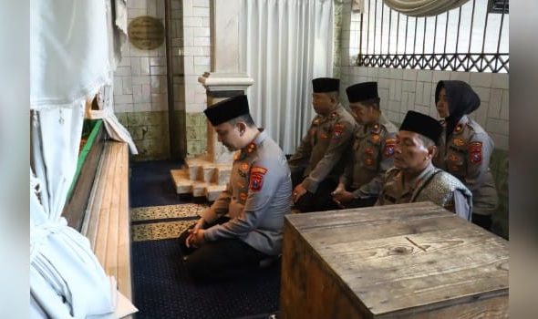 Kapolres Pelabuhan Tanjung Perak AKBP Irwan Kurniawan ziarah dan silaturahmi di kawasan Wisata Religi Sunan Ampel serta Makam Boto Putih